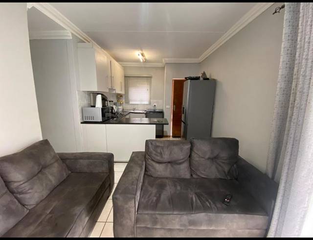 2 BEDROOM APARTMENT FOR SALE IN KEMPTON PARK